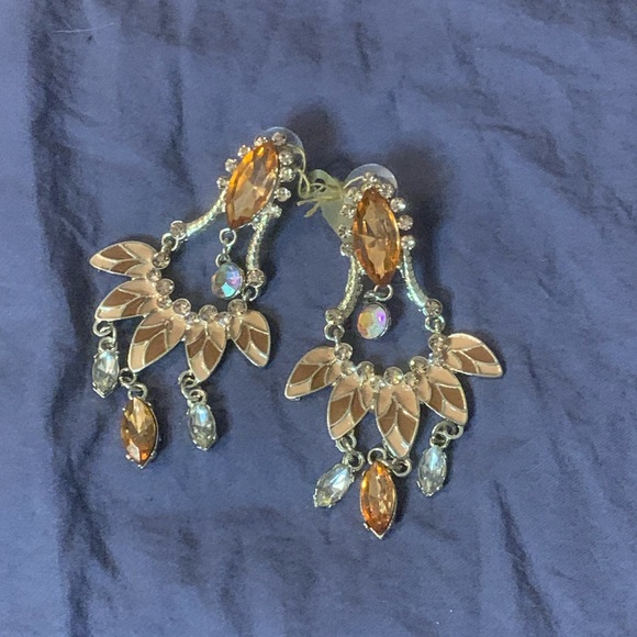 Art Deco Chandelier earrings in nude and tan and gold - Picture 6 of 7